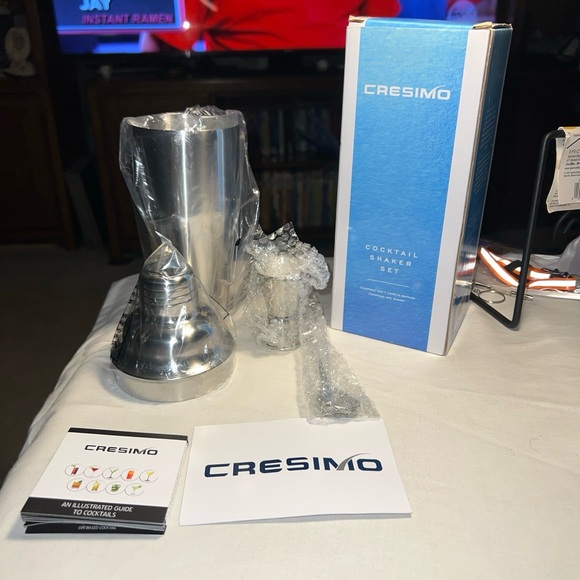 Cresimo 24 Oz. Stainless Steel Cocktail Shaker w/built-in strainer 3 Pce Set New - Picture 16 of 16